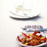 Paella-Bratlinge mit Muschel-Garnelen-Ragout
