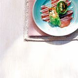 Salat-Gemüse-Röllchen auf Thunfisch-Carpaccio
