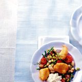 Kabeljau-Beignets mit Bohnensalat