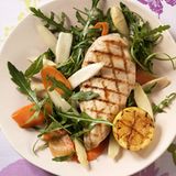 Huhn auf Spargel-Möhren-Salat