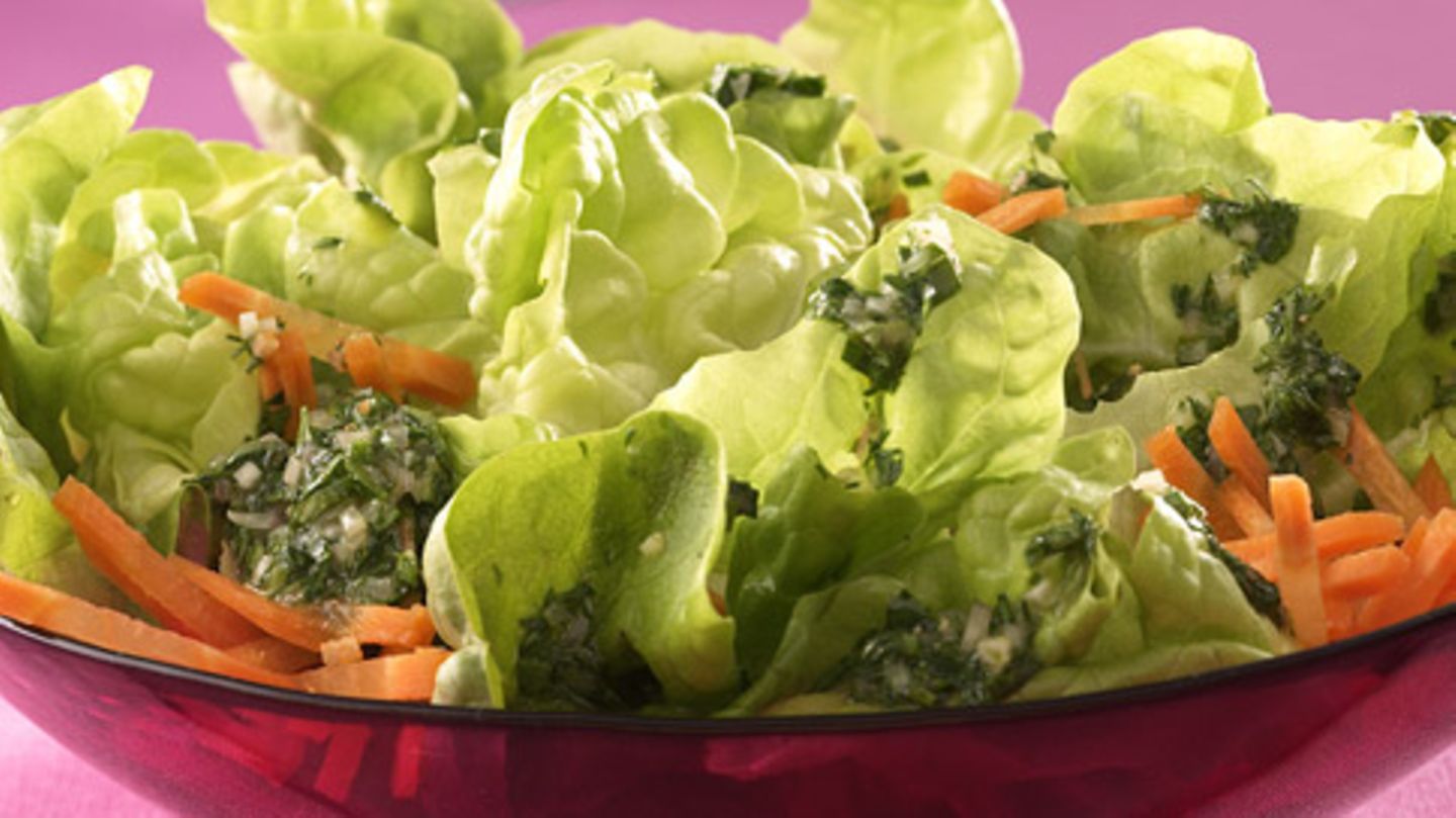 Salat mit Kräuterdressing Rezept