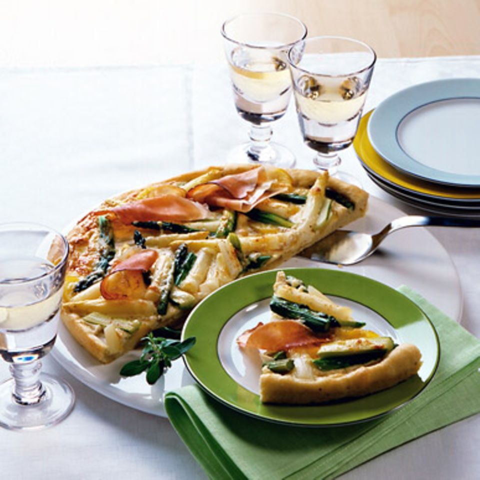 Spargelpizza mit Kartoffeln und Schinken
