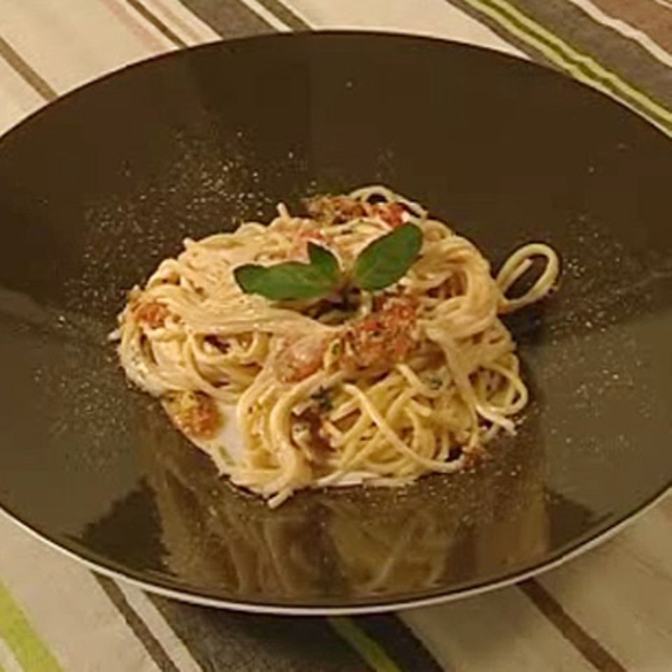Spaghetti mit Minzjoghurt, Paprika und Walnusspaste