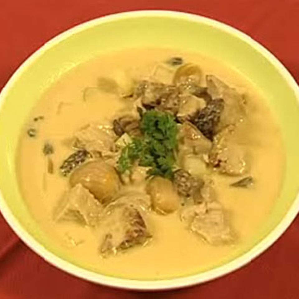 Kalbsragout mit Kohlrabi und Morcheln in Weißweinsauce