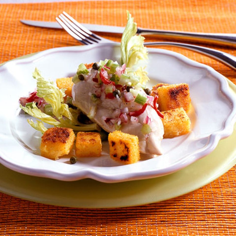 Pochierte Hähnchenbrust mit Polentawürfeln Rezept - [ESSEN UND TRINKEN]