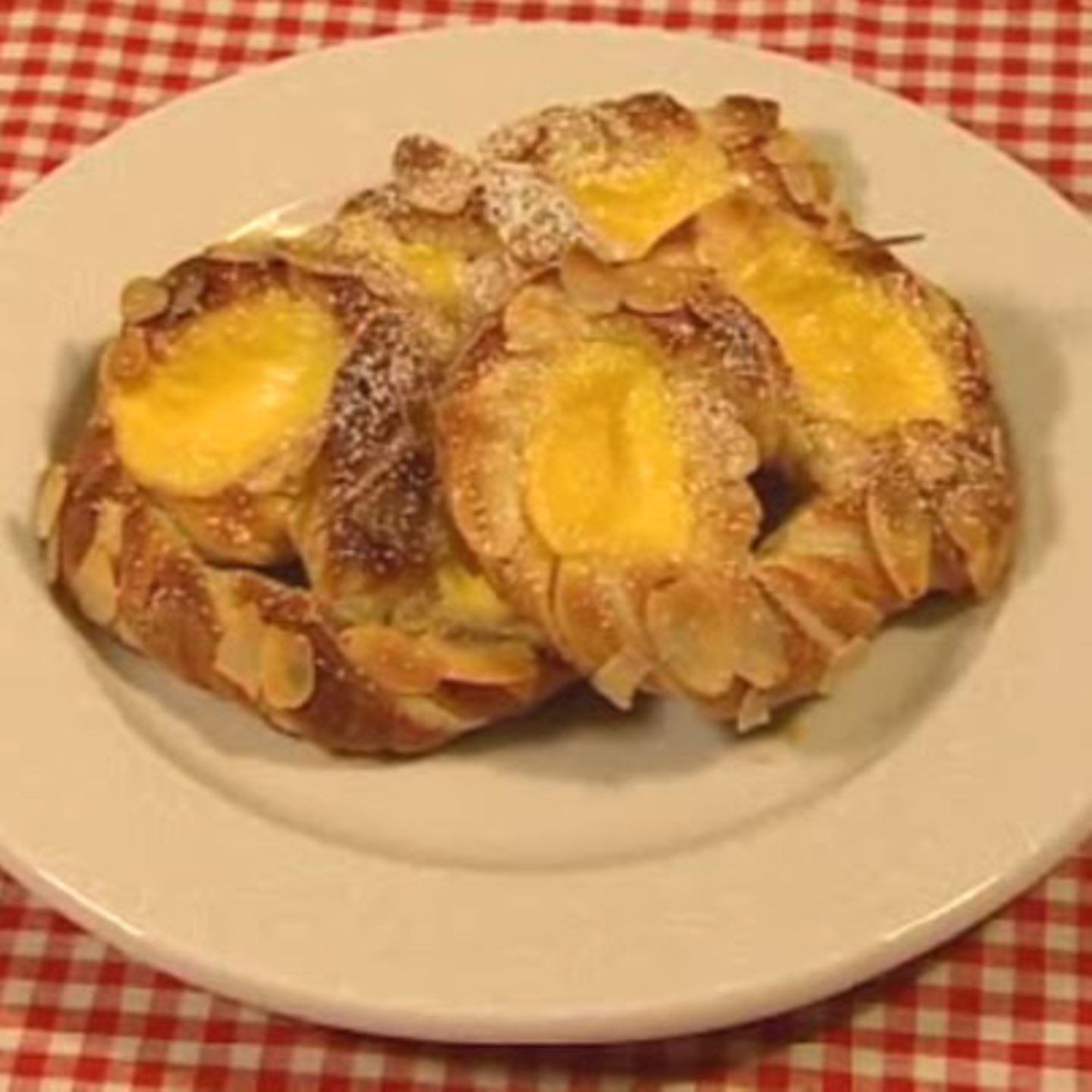 Mandelbrezeln mit Vanillepudding