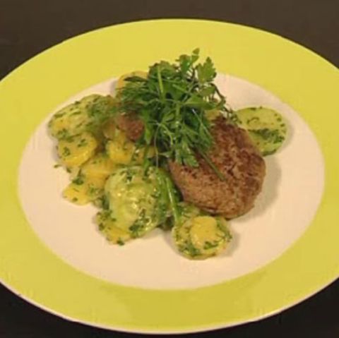 Tatar-Buletten auf Kartoffel-Gurken-Salat