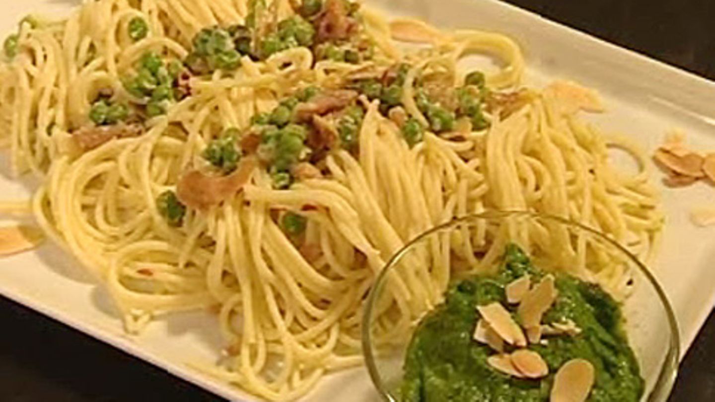 Spaghetti mit Mandelpesto, Erbsen und Schinken Rezept - [ESSEN UND TRINKEN]