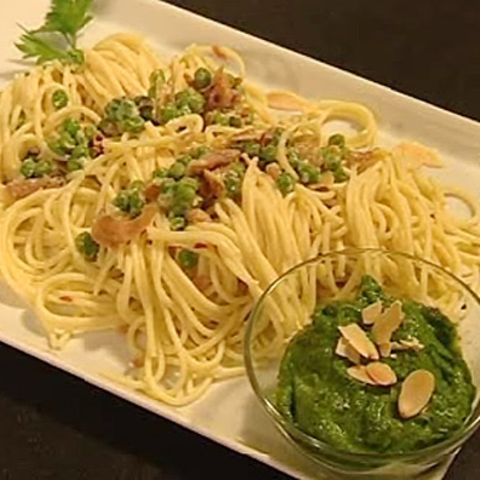 Spaghetti mit Mandelpesto, Erbsen und Schinken