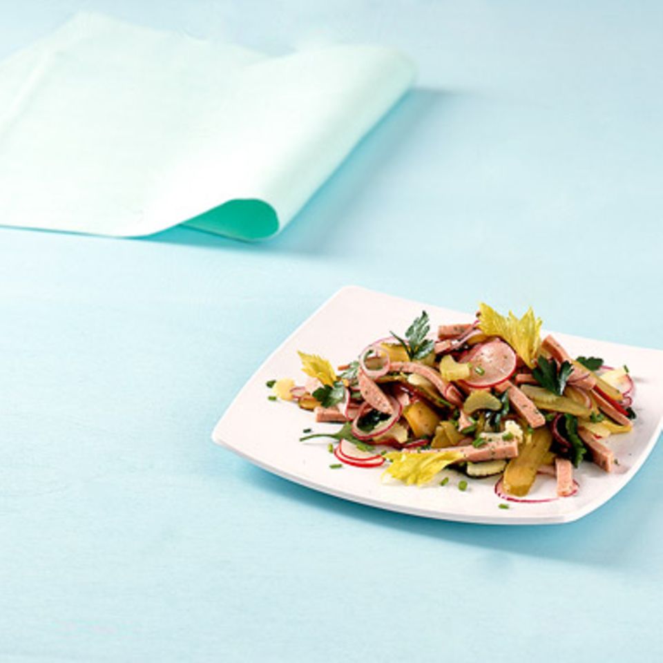 Radieschen-Wurstsalat mit Staudensellerie