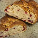 Hefezopf mit Cranberries und Walnüssen
