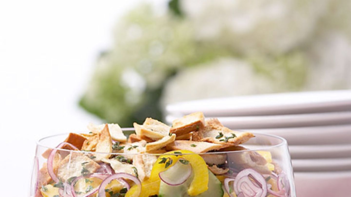 Gemüsesalat mit Brotchips Rezept
