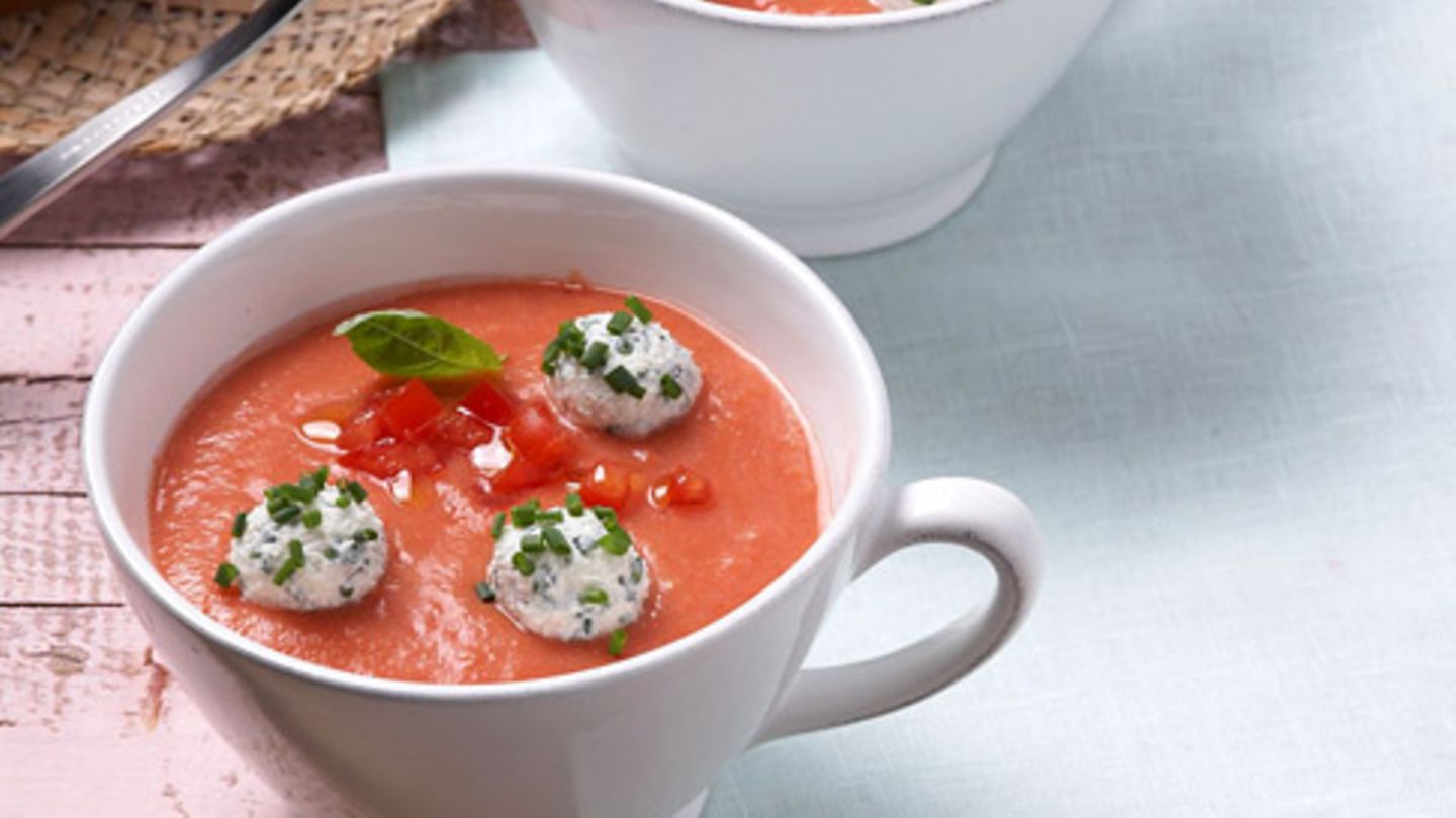 Kalte Tomatensuppe mit Ricottabällchen Rezept - [ESSEN UND TRINKEN]