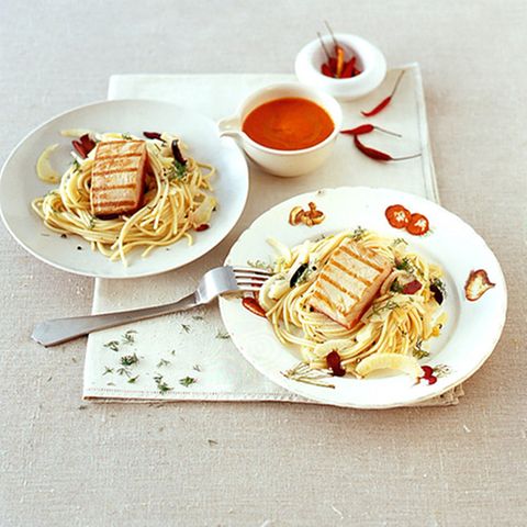 Spaghetti mit Thunfisch,  Paprikasauce, Fenchel und Oliven