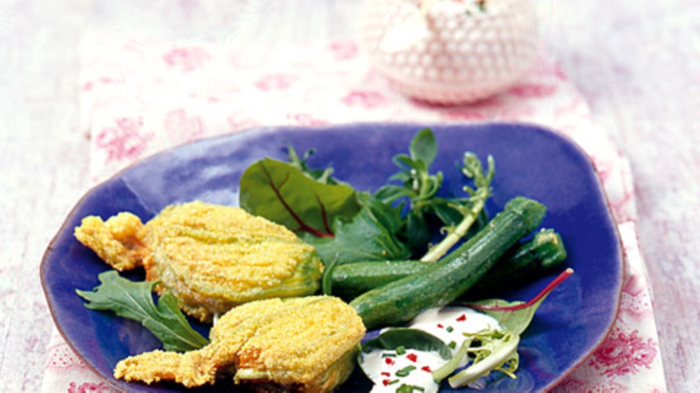 Gefüllte Zucchiniblüten auf Wildkräutersalat Rezept