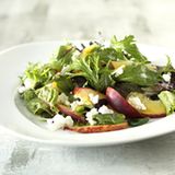 Mesclun-Salat mit Pfirsichspalten