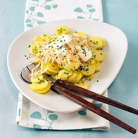 Kartoffelsalat mit Weißkohl-Apfelstreifen