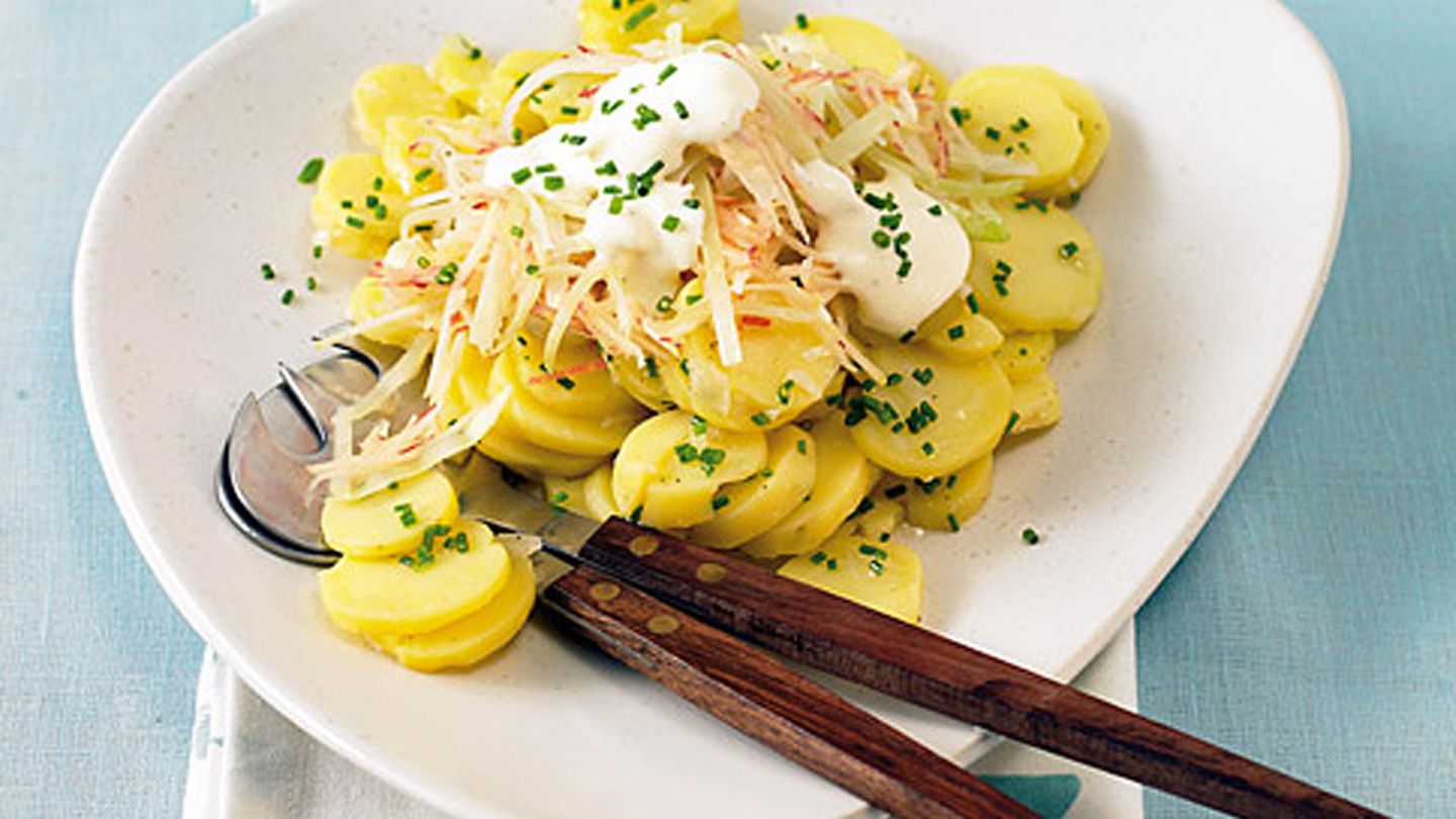 Kartoffelsalat mit Weißkohl-Apfelstreifen Rezept