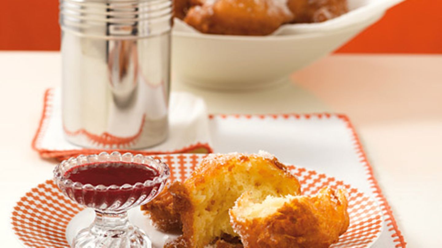 Hefekrapfen mit Beerensauce Rezept