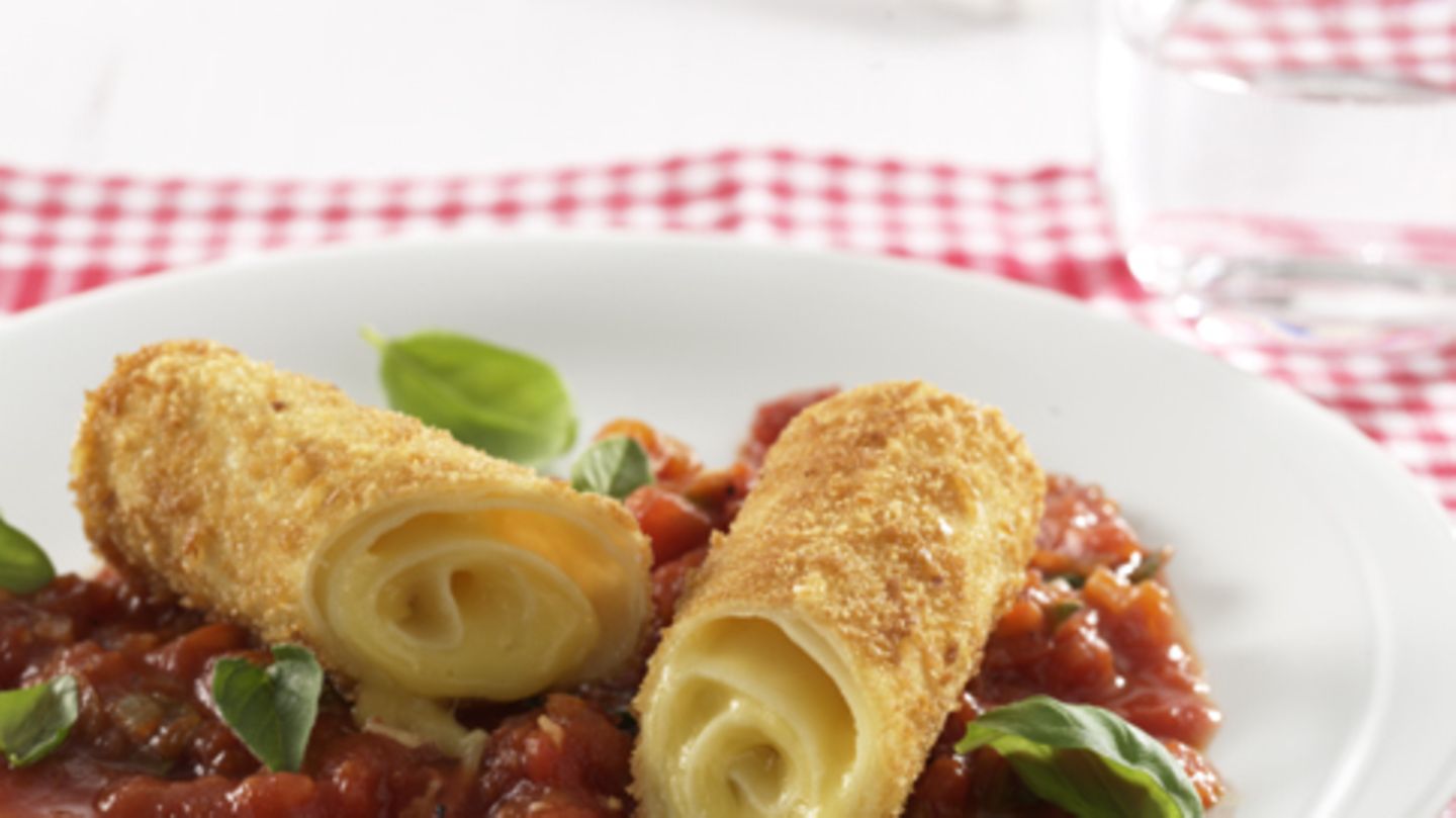 Nudelrollen mit Tomatensauce Rezept - [ESSEN UND TRINKEN]