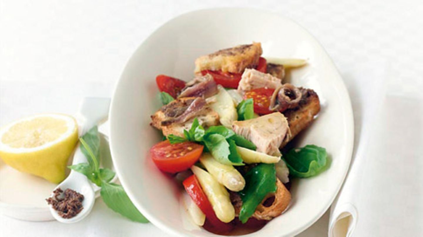 Spargel-Brot-Salat mit Basilikum Rezept