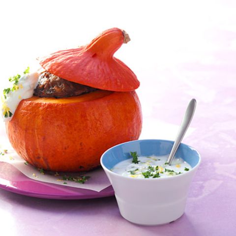 Gefüllter Kürbis mit Kräuterdip