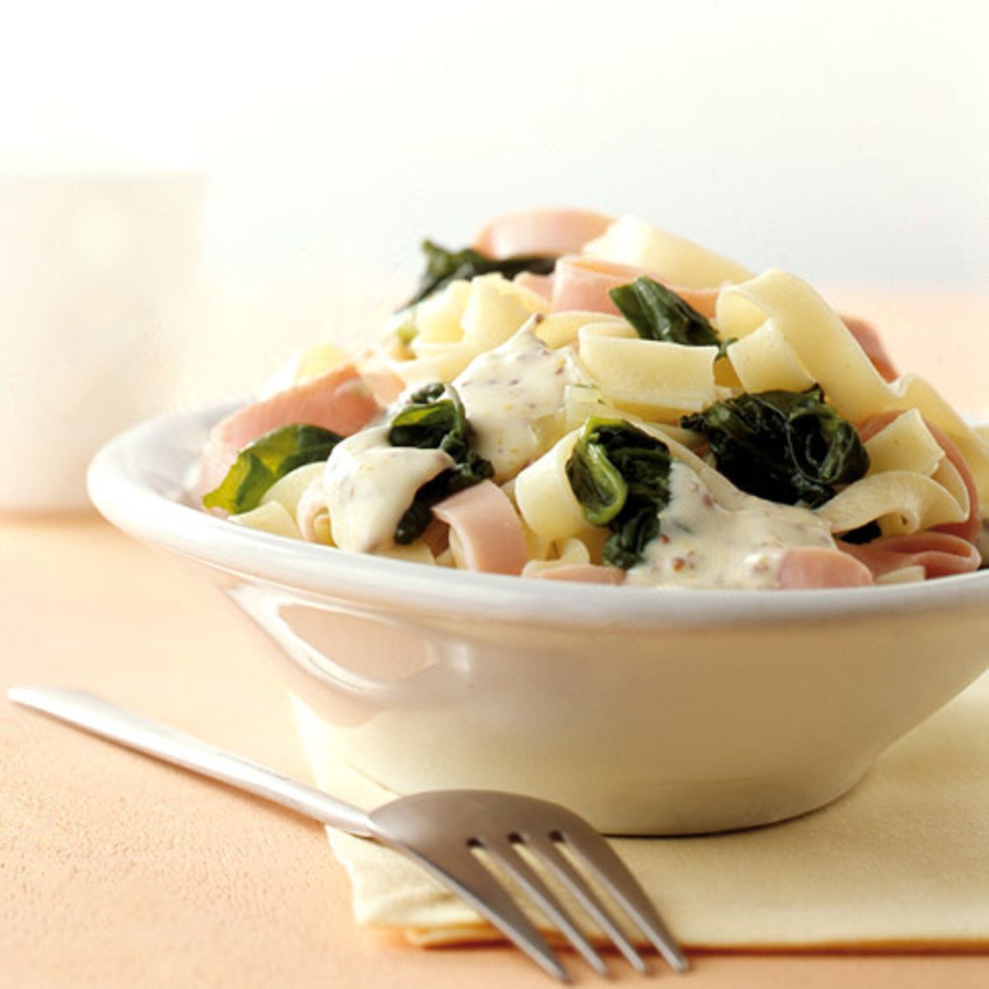Tagliatelle mit Schinken und Spinat