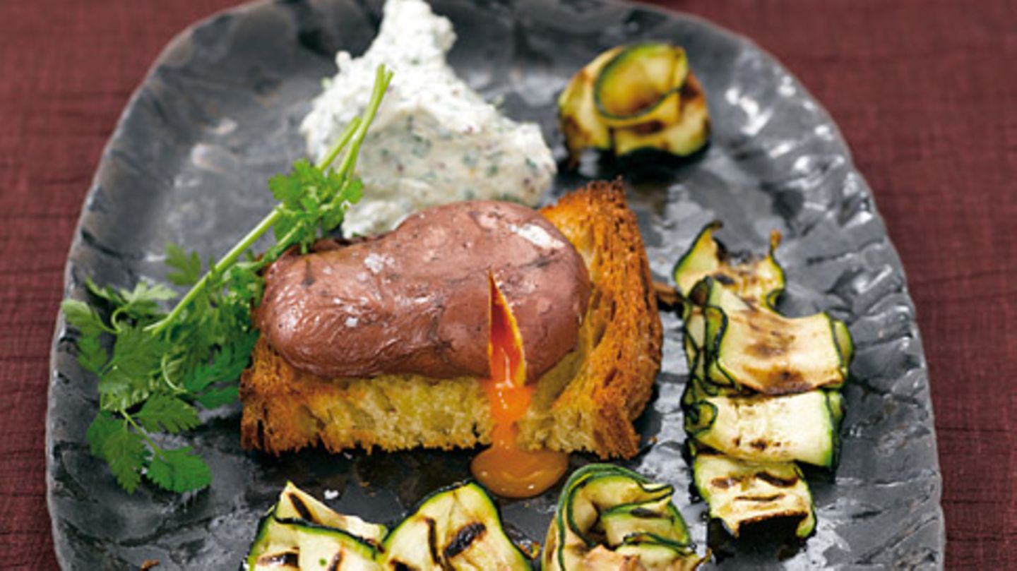 Pochierte Rotwein-Eier mit Zucchini Rezept