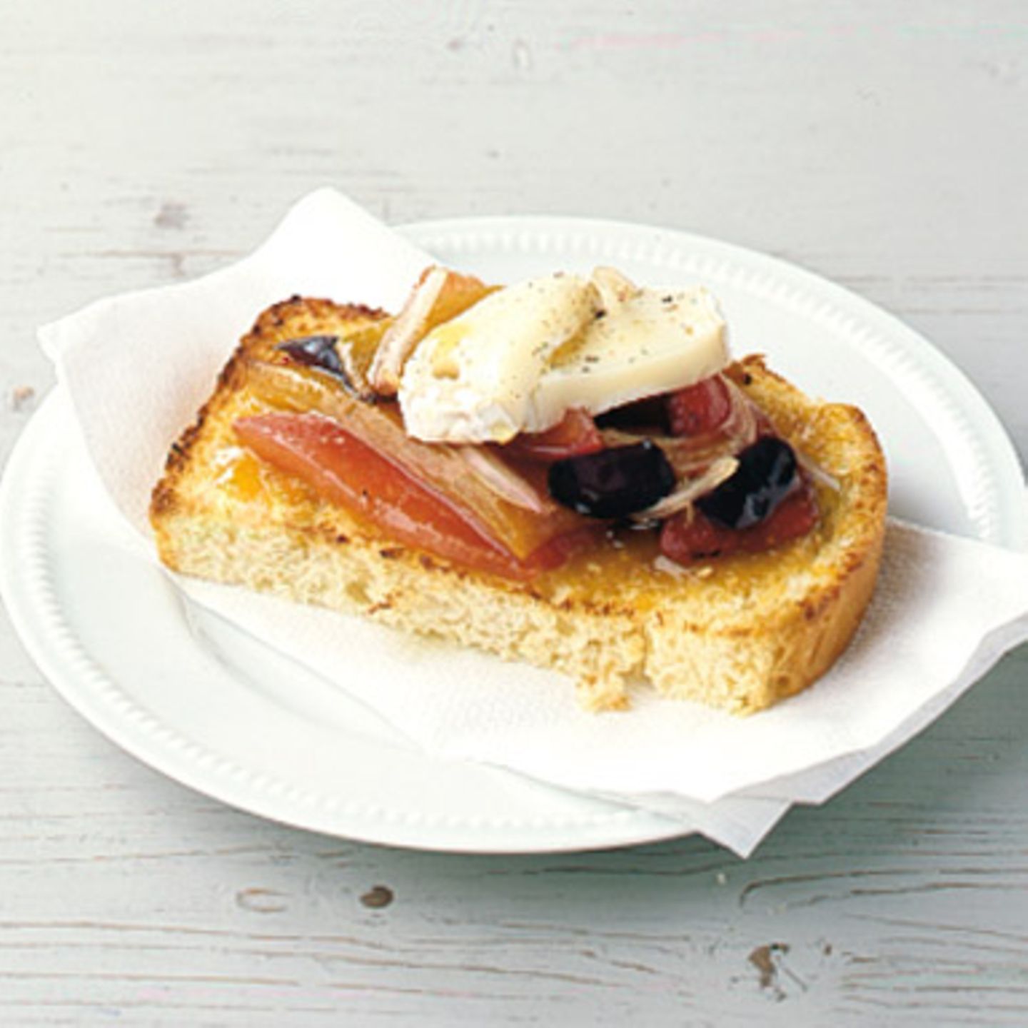 Brioche mit Peperonata und Ziegenkäse