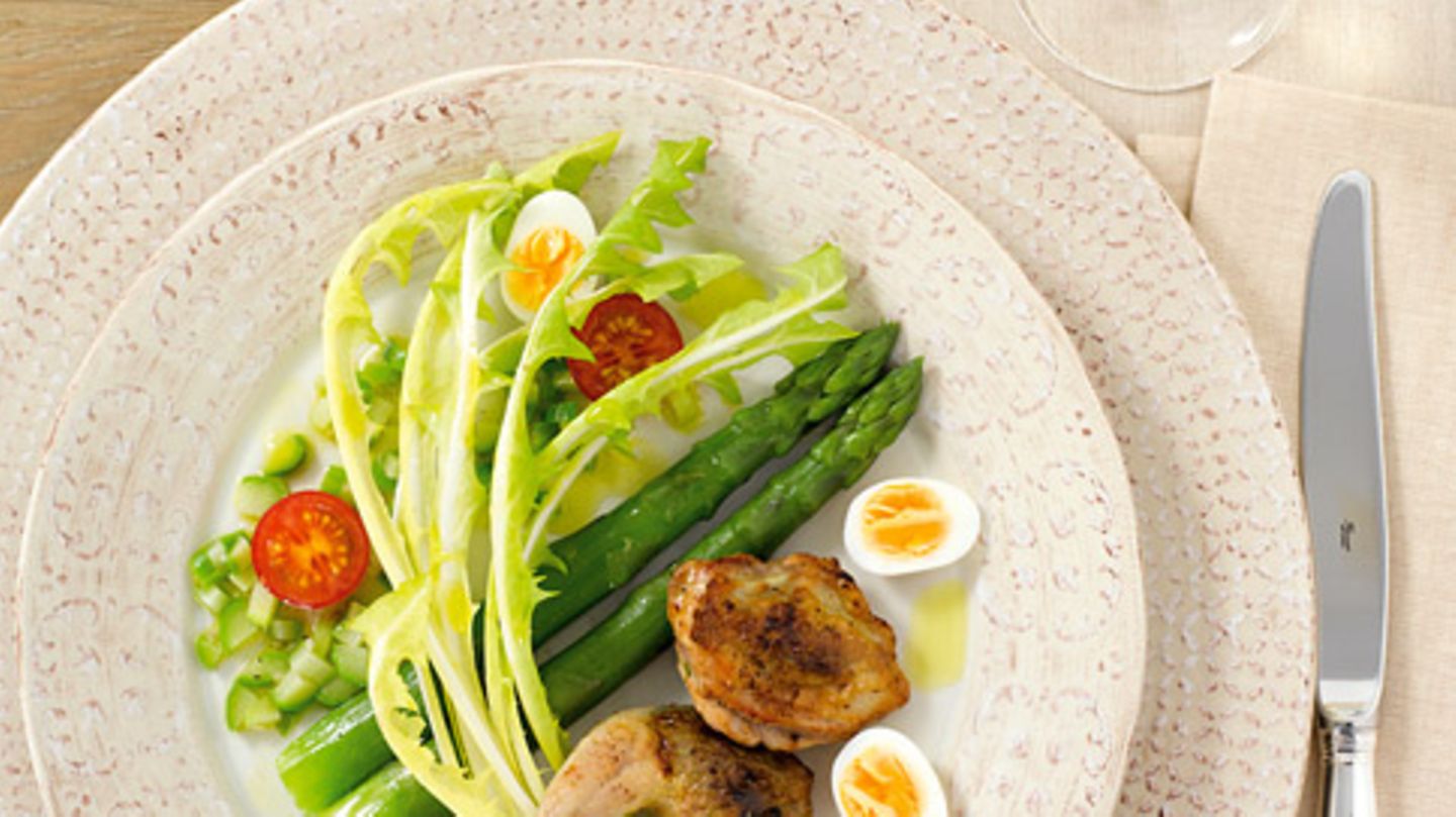 Löwenzahnsalat mit Wachteln und Spargel Rezept