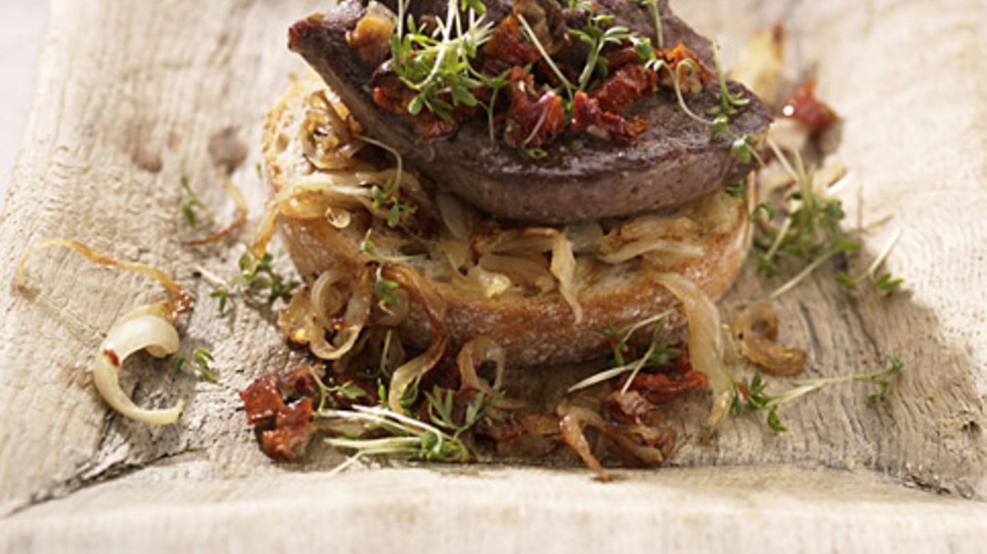 Lamm auf geröstetem Weißbrot Rezept - [ESSEN UND TRINKEN]