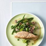 Junges Gemüse mit Lachs