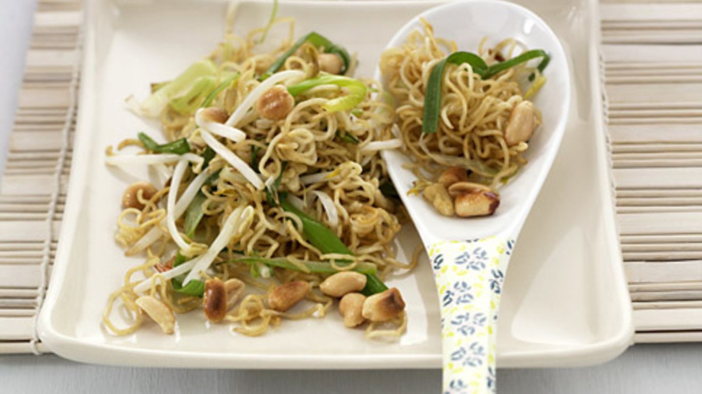 Bratnudeln mit Erdnüssen Rezept