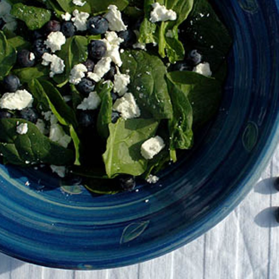 Spinatsalat mit Schafskäse Rezept - [ESSEN UND TRINKEN]