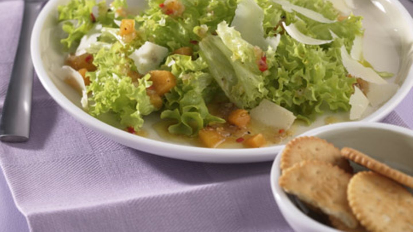 Salat mit Aprikosen-Vinaigrette Rezept