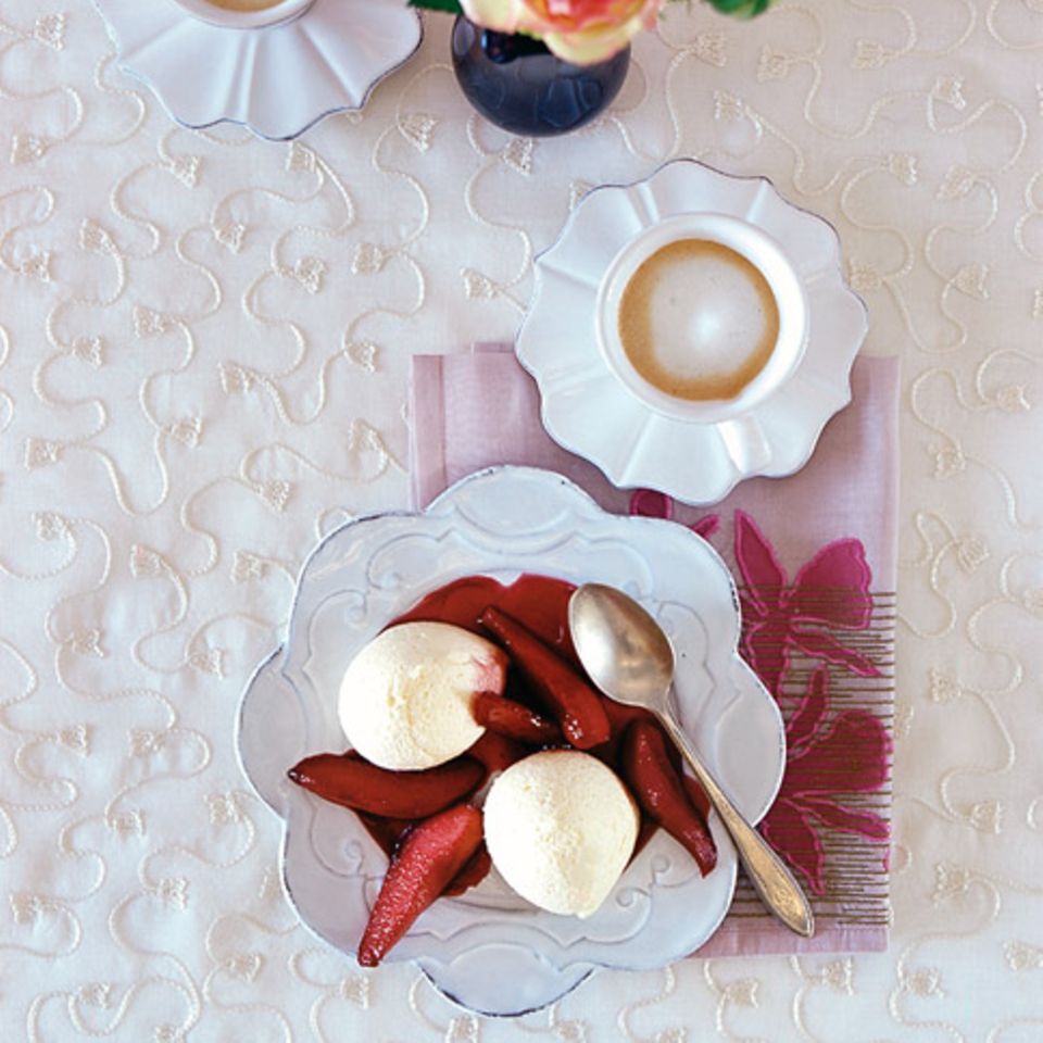 Eiergrog-Mousse mit Grenadine-Birnen