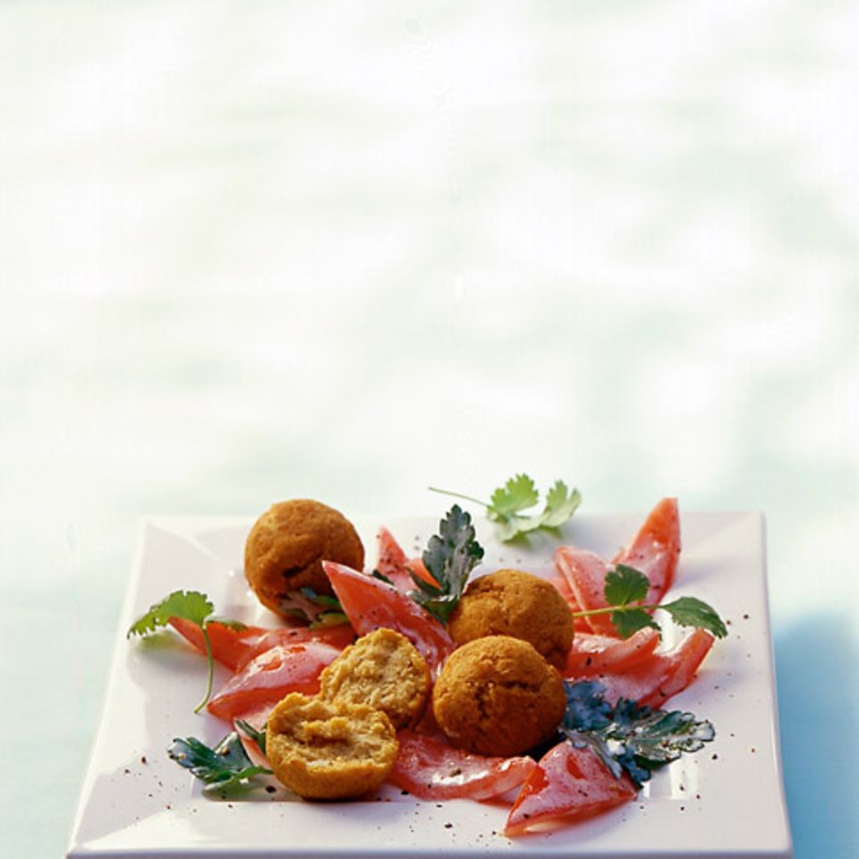 Gebratene Kichererbsenbällchen mit Tomaten-Petersilien-Salat