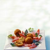 Gebratene Kichererbsenbällchen mit Tomaten-Petersilien-Salat