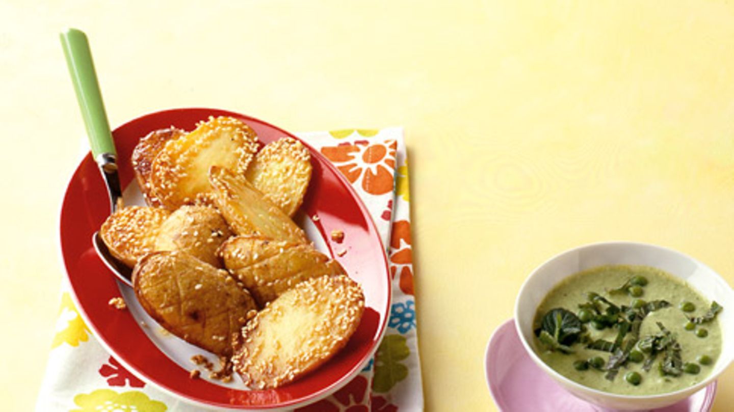 Sesamkartoffeln mit Erbsen-Minze-Dip Rezept