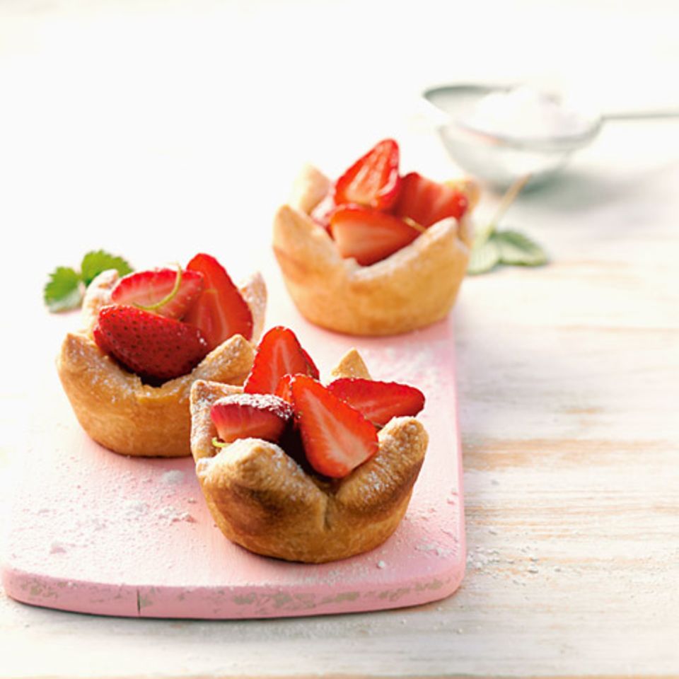 Karamelltörtchen mit Erdbeeren