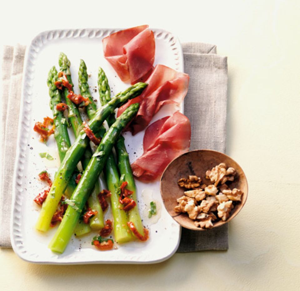 Spargel mit Walnuss-Vinaigrette Spargel mit Walnuss-Vinaigrette