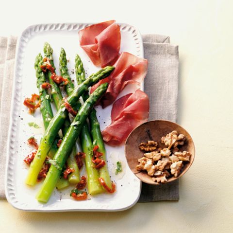 Spargel mit Walnuss-Vinaigrette