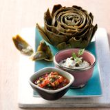 Artischocken mit Senfdip und Tomatensalsa