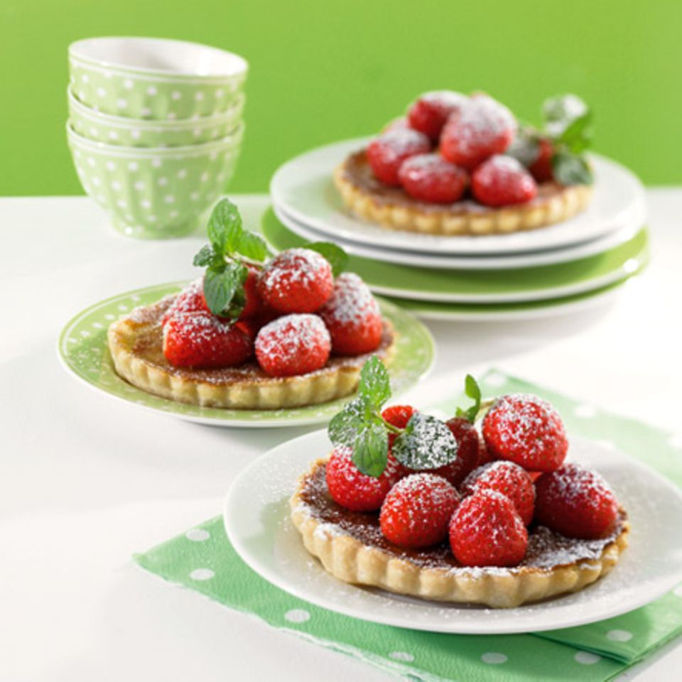 Limetten-Tartelettes mit Erdbeersalat