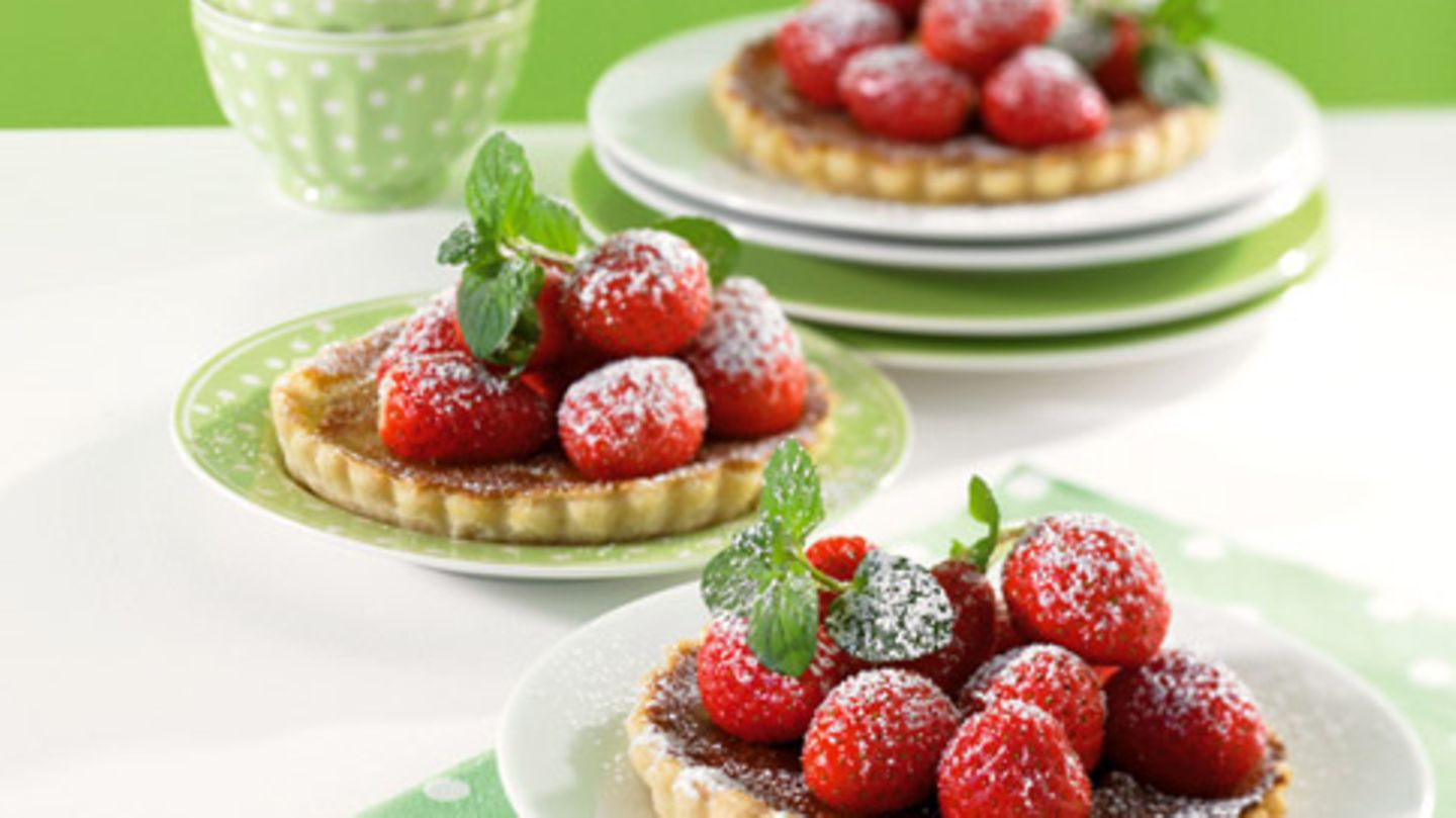 Limetten-Tartelettes mit Erdbeersalat Rezept
