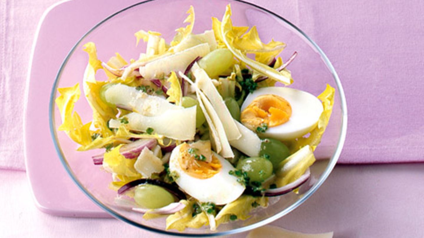 Löwenzahnsalat mit Trauben Rezept