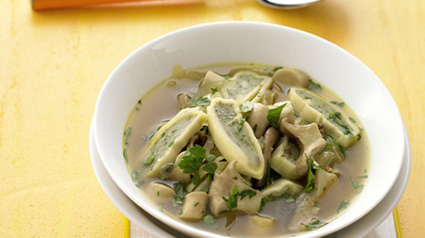 Steinpilzbouillon mit Maultaschen Rezept