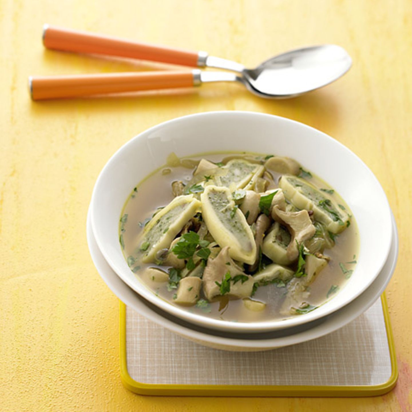 Steinpilzbouillon mit Maultaschen