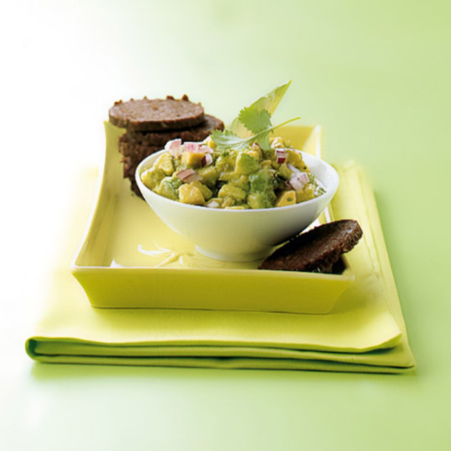 Avocado-Tatar mit Vollkorntalern
