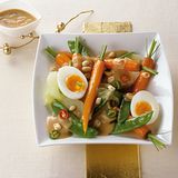 Gemüseplatte mit Erdnuss-Sauce